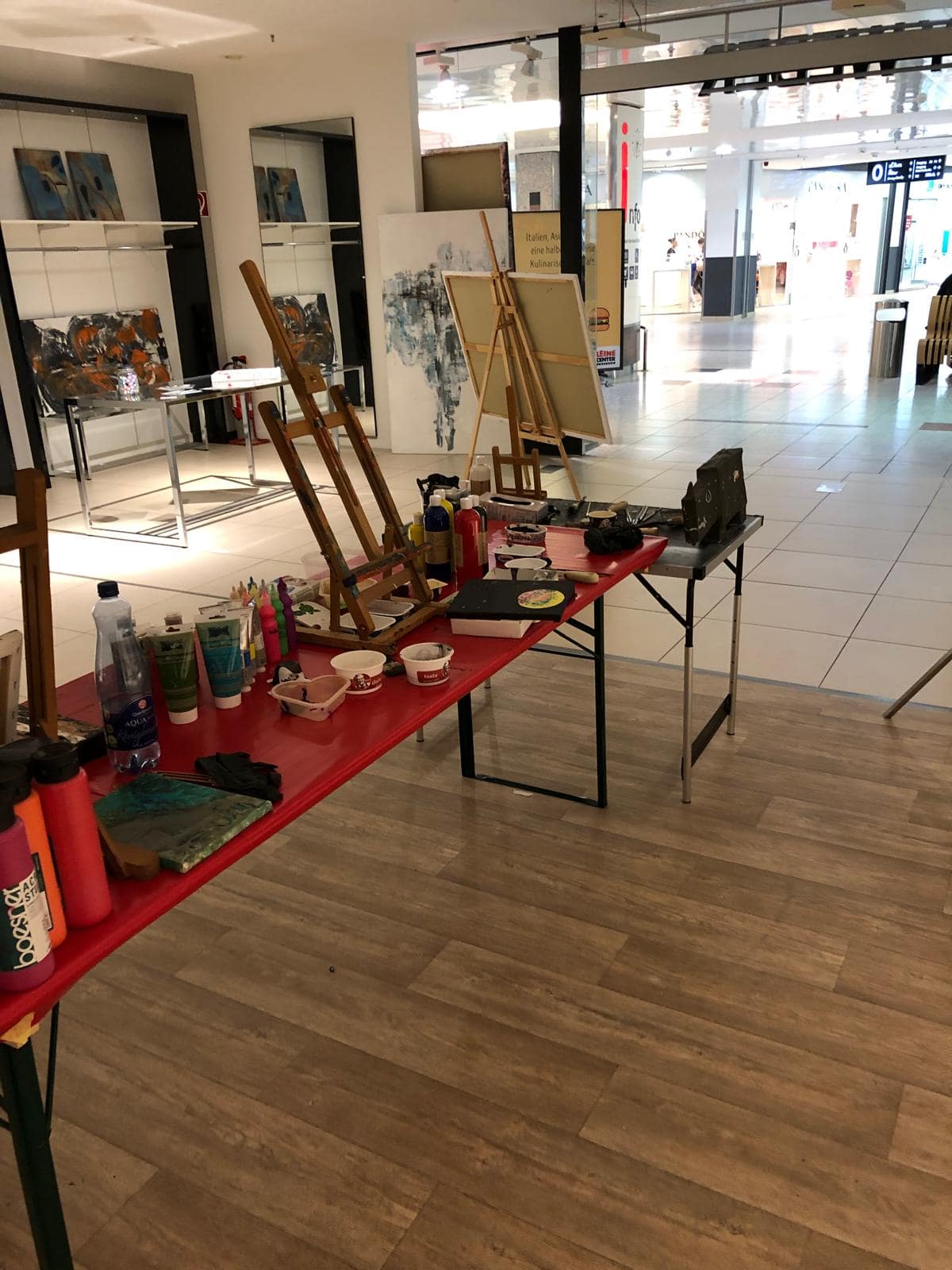 Innenansicht des Ateliers mit Arbeitsplatz und Werken
